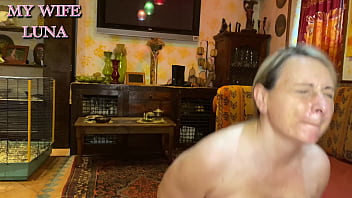 Худенькая модель испускает струйки струйного сквирт оргазма от дикого порно с продюсером прямо в студии